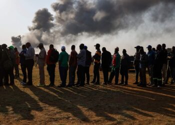 Zimbabwe: Elections extended for a day as voters in opposition strongholds lament delays
