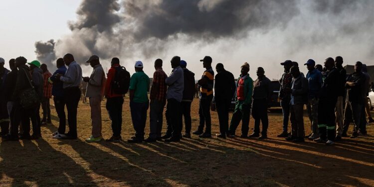 Zimbabwe: Elections extended for a day as voters in opposition strongholds lament delays
