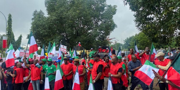 Nigeria’s labour unions suspend indefinite strike