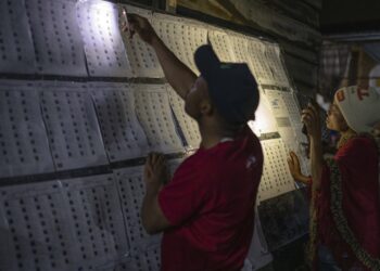 DR Congo: Opposition candidates criticize vote over delays, irregularities