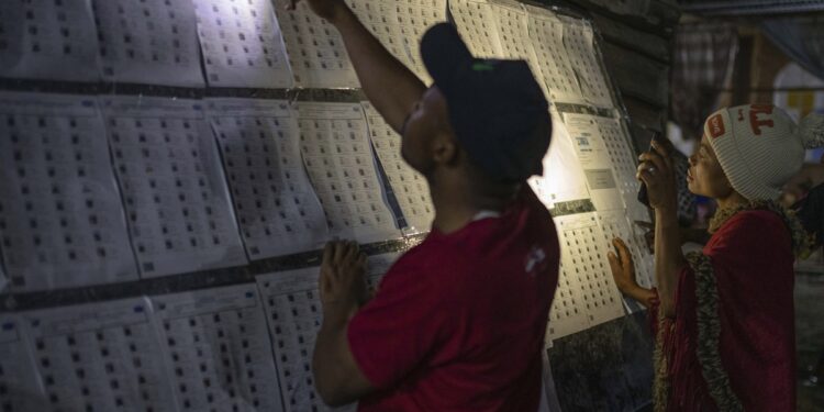 DR Congo: Opposition candidates criticize vote over delays, irregularities