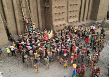 Mali: Residents re-plaster Great Mosque of Djenne to save heritage site