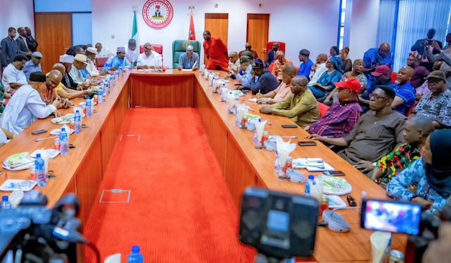 Nigeria unions suspend strike for one week