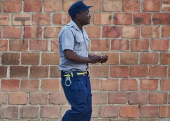 Zimbabwe bans police from using mobile phones while on duty