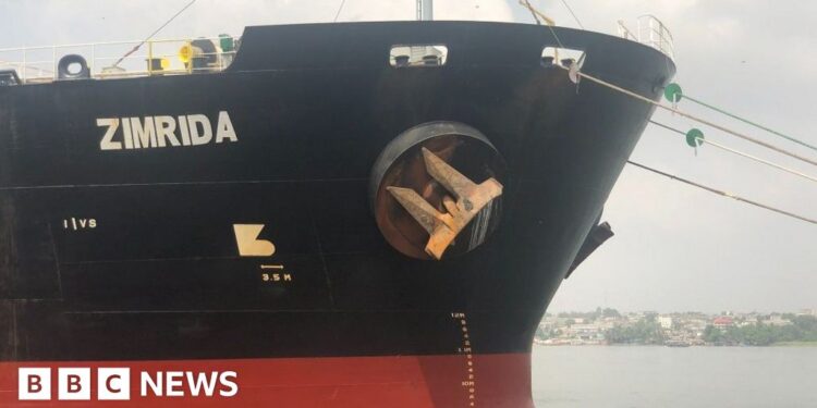 Ivorian authorities decide ship carrying ammonium nitrate is safe