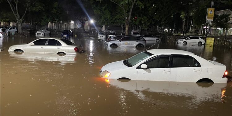 Kenya evacuates tourists as death toll from flooding rises