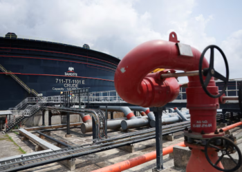 Nigeria considers crude supply reforms to aid Dangote, other refiners