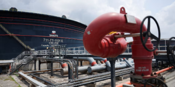 Nigeria considers crude supply reforms to aid Dangote, other refiners