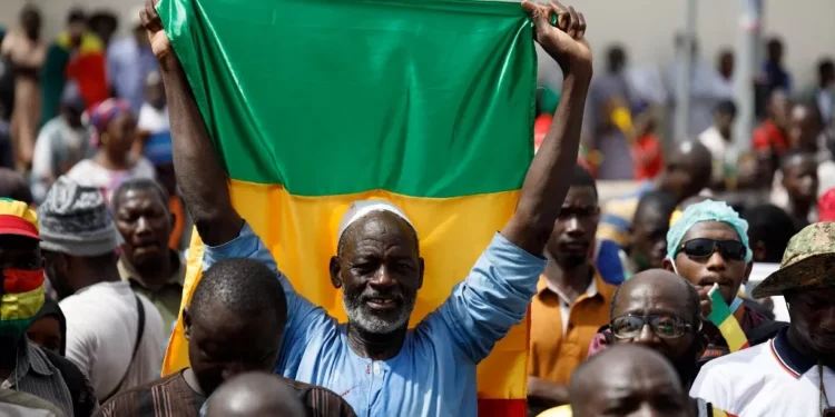 A Bamako, les Maliens célèbrent la prise du bastion rebelle par l'armée