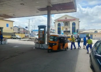 À Lagos, les entreprises luttent pour survivre face à la flambée des prix du carburant.
