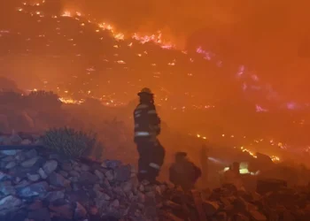 Afrique du Sud : Les pompiers combattent un incendie sur les pentes d'une montagne près du Cap