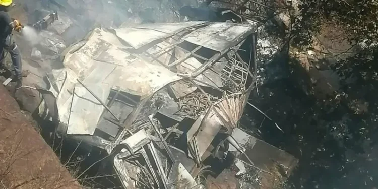 Afrique du Sud : Une fillette de 8 ans, seule survivante : 45 morts dans un accident de bus