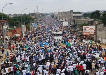 Côte d'Ivoire : Des milliers de personnes manifestent contre la candidature d'Alassane Ouattara à un quatrième mandat
