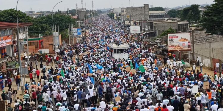 Côte d'Ivoire : Des milliers de personnes manifestent contre la candidature d'Alassane Ouattara à un quatrième mandat