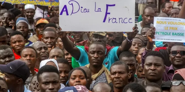 Coup d’État au Niger Macron demande à la France de retirer ses troupes et son ambassadeur