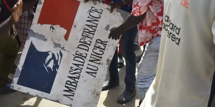 Coup d’État au Niger la France défie l’ultimatum pour que l’ambassadeur quitte Niamey