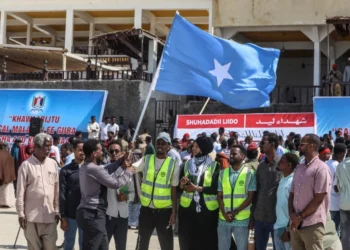 Des Somaliens manifestent contre Al-Shabaab après l'attaque meurtrière d'un hôtel