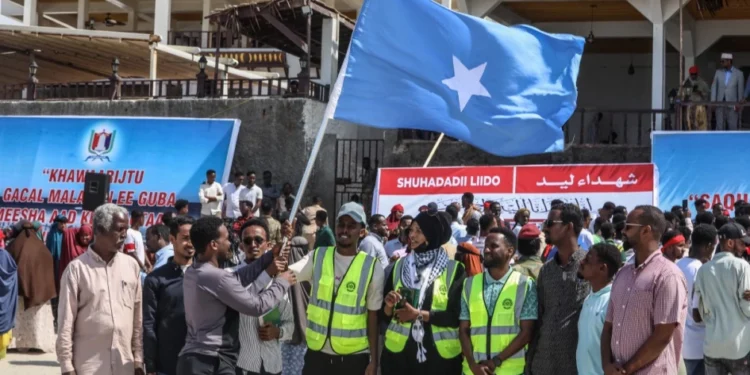 Des Somaliens manifestent contre Al-Shabaab après l'attaque meurtrière d'un hôtel
