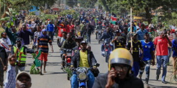 Des centaines de jeunes Kényans manifestent devant le centre de quarantaine pour citoyens américains atteints d'Ebola