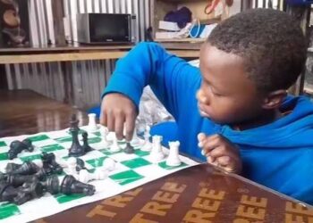 Des enfants kenyans apprennent à jouer aux échecs avec des jeux fabriqués à partir de déchets plastiques