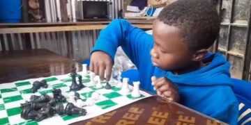 Des enfants kenyans apprennent à jouer aux échecs avec des jeux fabriqués à partir de déchets plastiques
