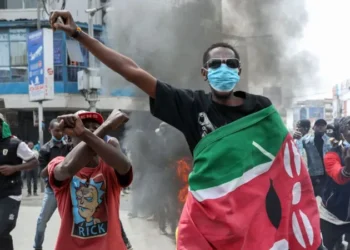 Des gaz lacrymogènes tirés sur des manifestants antigouvernementaux au Kenya