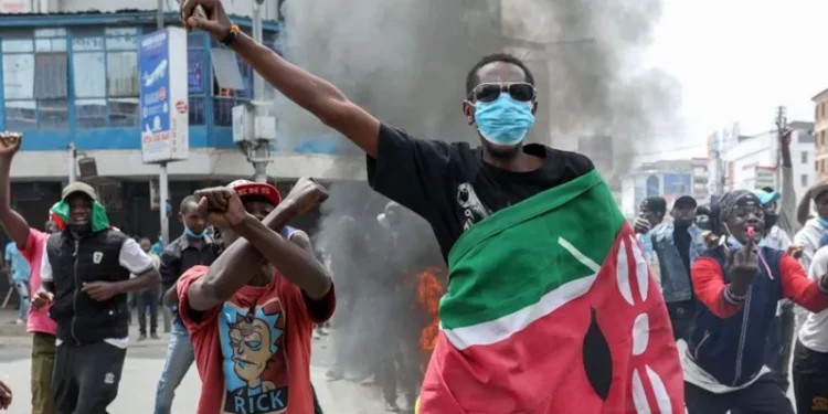 Des gaz lacrymogènes tirés sur des manifestants antigouvernementaux au Kenya