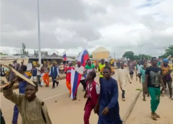 Des manifestants nigérians arrêtés pour avoir brandi le drapeau russe