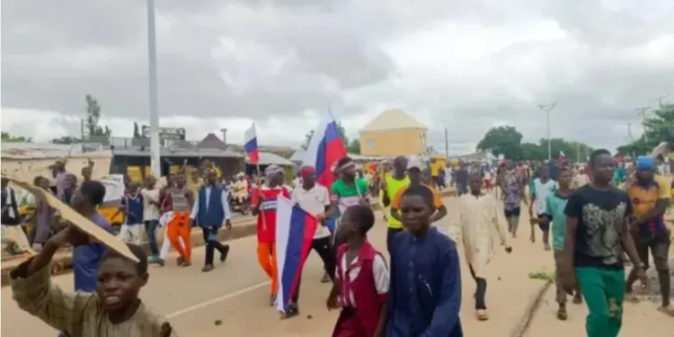 Des manifestants nigérians arrêtés pour avoir brandi le drapeau russe