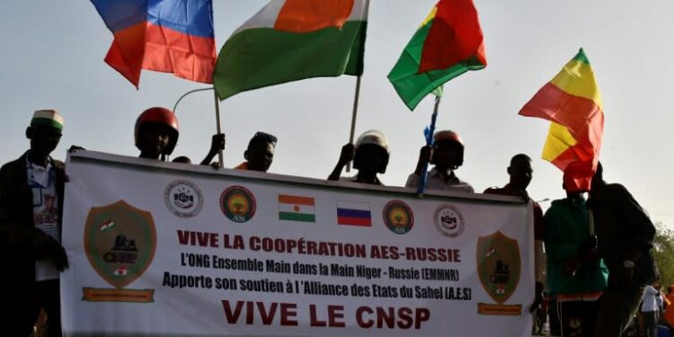 Des milliers de personnes sont descendues dans les rues pour marquer le départ du Niger de la CEDEAO