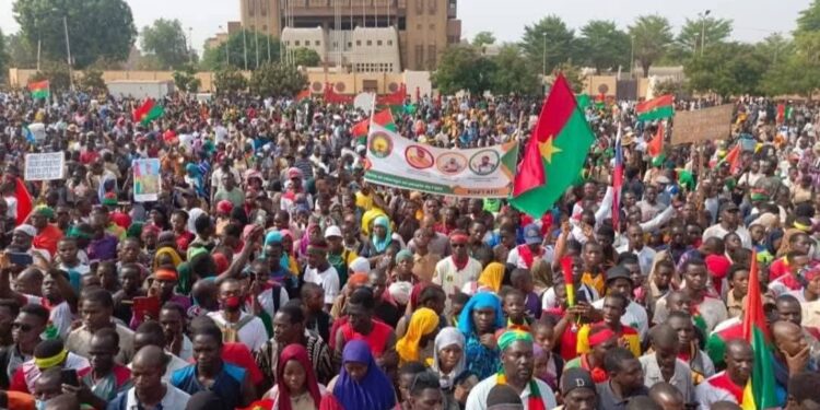 Des milliers de personnes se rassemblent pour soutenir le président de transition du Burkina Faso 2025