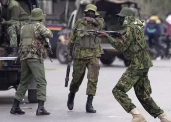 Des policiers kenyans inculpés pour la mort d'un blogueur en garde à vue