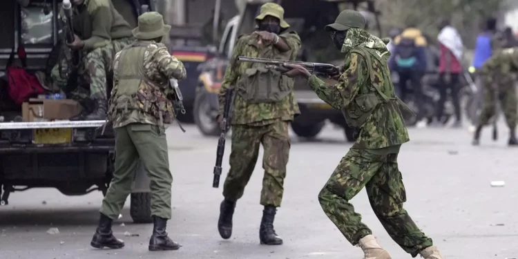 Des policiers kenyans inculpés pour la mort d'un blogueur en garde à vue