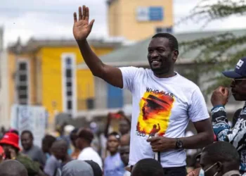 Edwin Sifuna, sénateur de Nairobi, s'impose comme un rival montant face au président kényan Ruto