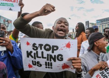 Indignation au Kenya : l’autopsie révèle qu’un blogueur a été étranglé en garde à vue