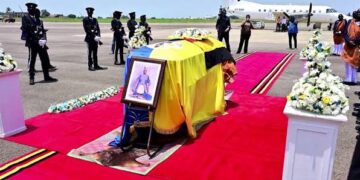 Inhumation du roi Oyo en Ouganda sur fond de conflit de succession houleux