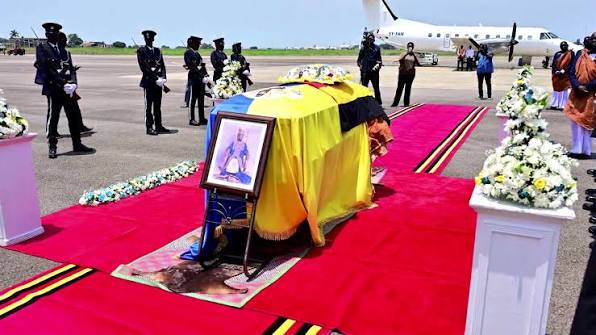 Inhumation du roi Oyo en Ouganda sur fond de conflit de succession houleux