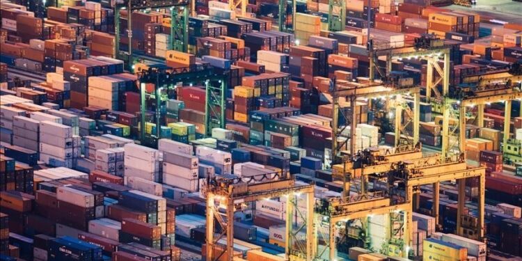 L'Organisation mondiale du commerce relève ses prévisions de croissance du commerce mondial pour 2025, de 0,9 % à 2,4 %.