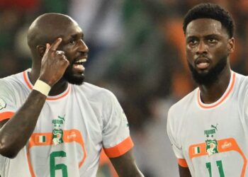 La Côte d'Ivoire se qualifie pour les huitièmes de finale de la Coupe d'Afrique malgré le licenciement de son entraîneur.