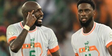 La Côte d'Ivoire se qualifie pour les huitièmes de finale de la Coupe d'Afrique malgré le licenciement de son entraîneur.