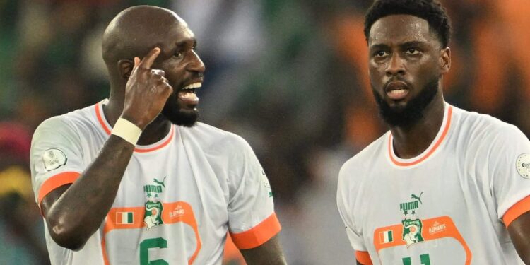 La Côte d'Ivoire se qualifie pour les huitièmes de finale de la Coupe d'Afrique malgré le licenciement de son entraîneur.