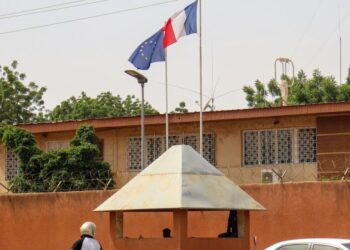 La France ferme son ambassade au Niger, marquant une scission définitive