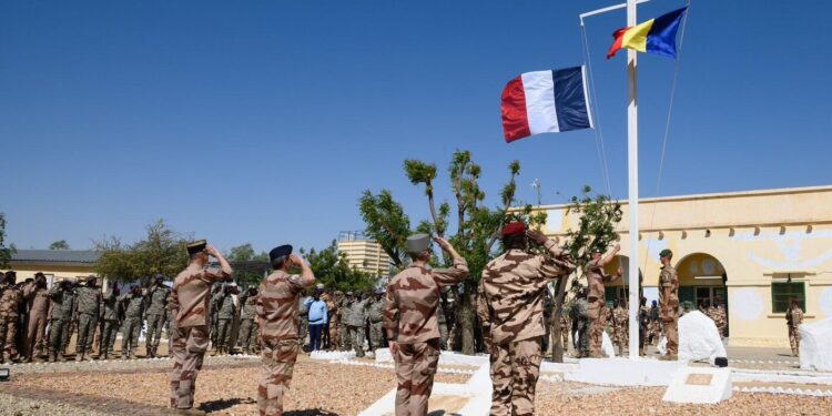 La France remet la base d'Abeché avant le retrait des troupes