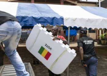 La Guinée vote sur un référendum constitutionnel qui pourrait ouvrir la voie au retour à un régime civil.