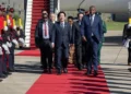 Le dirigeant taïwanais défie la Chine après sa visite en Eswatini et réaffirme le rôle international de l'île Le président taïwanais Lai Ching-te est rentré mardi d'une visite de trois jours en Eswatini, déclarant que la liberté de circulation entre États est un « droit fondamental ». Il a profité de cette occasion pour dénoncer les tentatives chinoises d'empêcher son voyage et réaffirmer la détermination de Taïwan à maintenir son engagement international. M. Lai avait initialement prévu de se rendre en Eswatini – l'un des douze derniers alliés diplomatiques de Taïwan – le mois dernier, mais Taipei affirme que la Chine a fait pression sur trois pays pour qu'ils lui retirent les autorisations de survol, empêchant ainsi son avion de traverser leur espace aérien. Pékin n'a pas confirmé ces pressions, mais s'est dit « très reconnaissant » des décisions prises par ces pays. Sans se laisser décourager, M. Lai a reprogrammé son voyage et est arrivé en Eswatini le 2 mai, où il a tenu des discussions sur la coopération économique, agricole, culturelle et éducative. À son retour à Taipei, il a déclaré que les visites réciproques entre dirigeants étaient « aussi naturelles que des visites entre amis ». « Cette visite, initialement entravée, a démontré au monde la détermination inébranlable du peuple taïwanais à s'engager sur la scène internationale », a-t-il affirmé. Taïwan fait face à une pression croissante de la Chine. La Chine revendique Taïwan comme faisant partie intégrante de son territoire et interdit aux pays avec lesquels elle entretient des relations diplomatiques de maintenir des liens officiels avec Taipei. Cette pression s'est intensifiée ces dernières années, affectant l'espace international de Taïwan, ses voies de transit et son rayonnement diplomatique. M. Lai a profité de son discours pour souligner l'identité mondiale de Taïwan. « La Terre est ronde, le monde appartient à tous, Taïwan appartient au monde et les Taïwanais sont des citoyens du monde », a-t-il déclaré. « Nous ne céderons pas face à l'oppression. » Remerciements à l'Eswatini pour avoir facilité le voyage. M. Lai a également remercié la vice-Première ministre de l'Eswatini, Thulisile Dladla, qui a accompagné la délégation et a contribué à assurer ce qu'il a qualifié de « voyage aller-retour sans encombre ». Dladla s'était rendu à Taïwan fin avril pour préparer sa visite. Alors que Taïwan continue de faire face à des difficultés diplomatiques, Lai a présenté le voyage en Eswatini comme la preuve que l'île poursuivra ses efforts pour un dialogue constructif, malgré les obstacles.