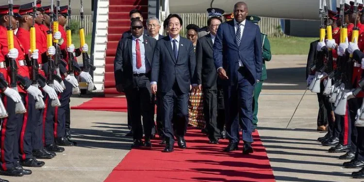 Le dirigeant taïwanais défie la Chine après sa visite en Eswatini et réaffirme le rôle international de l'île Le président taïwanais Lai Ching-te est rentré mardi d'une visite de trois jours en Eswatini, déclarant que la liberté de circulation entre États est un « droit fondamental ». Il a profité de cette occasion pour dénoncer les tentatives chinoises d'empêcher son voyage et réaffirmer la détermination de Taïwan à maintenir son engagement international. M. Lai avait initialement prévu de se rendre en Eswatini – l'un des douze derniers alliés diplomatiques de Taïwan – le mois dernier, mais Taipei affirme que la Chine a fait pression sur trois pays pour qu'ils lui retirent les autorisations de survol, empêchant ainsi son avion de traverser leur espace aérien. Pékin n'a pas confirmé ces pressions, mais s'est dit « très reconnaissant » des décisions prises par ces pays. Sans se laisser décourager, M. Lai a reprogrammé son voyage et est arrivé en Eswatini le 2 mai, où il a tenu des discussions sur la coopération économique, agricole, culturelle et éducative. À son retour à Taipei, il a déclaré que les visites réciproques entre dirigeants étaient « aussi naturelles que des visites entre amis ». « Cette visite, initialement entravée, a démontré au monde la détermination inébranlable du peuple taïwanais à s'engager sur la scène internationale », a-t-il affirmé. Taïwan fait face à une pression croissante de la Chine. La Chine revendique Taïwan comme faisant partie intégrante de son territoire et interdit aux pays avec lesquels elle entretient des relations diplomatiques de maintenir des liens officiels avec Taipei. Cette pression s'est intensifiée ces dernières années, affectant l'espace international de Taïwan, ses voies de transit et son rayonnement diplomatique. M. Lai a profité de son discours pour souligner l'identité mondiale de Taïwan. « La Terre est ronde, le monde appartient à tous, Taïwan appartient au monde et les Taïwanais sont des citoyens du monde », a-t-il déclaré. « Nous ne céderons pas face à l'oppression. » Remerciements à l'Eswatini pour avoir facilité le voyage. M. Lai a également remercié la vice-Première ministre de l'Eswatini, Thulisile Dladla, qui a accompagné la délégation et a contribué à assurer ce qu'il a qualifié de « voyage aller-retour sans encombre ». Dladla s'était rendu à Taïwan fin avril pour préparer sa visite. Alors que Taïwan continue de faire face à des difficultés diplomatiques, Lai a présenté le voyage en Eswatini comme la preuve que l'île poursuivra ses efforts pour un dialogue constructif, malgré les obstacles.