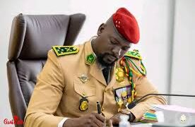 La junte guinéenne dissout 40 partis politiques par décret nocturne