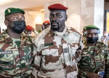 La junte militaire guinéenne dissout le gouvernement et ferme les frontières