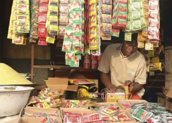 La monnaie du Nigeria est tombée à un niveau record alors que l’inflation augmente