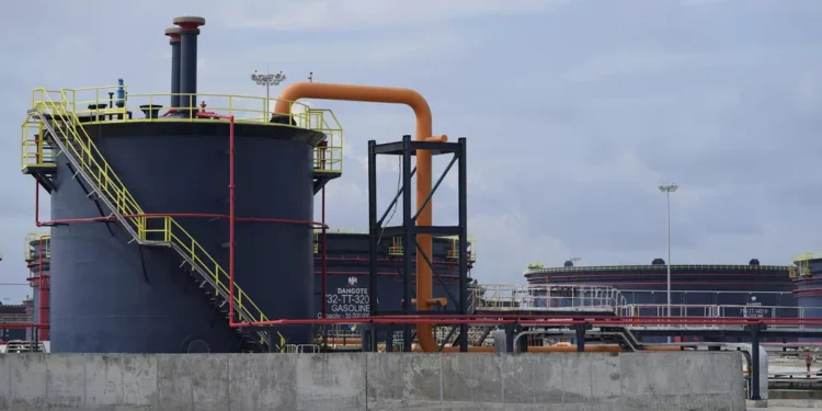 La plus grande raffinerie de pétrole d'Afrique démarre sa production au Nigeria dans le but de réduire les besoins d'importations